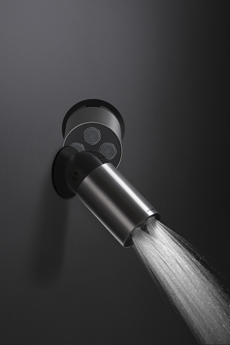 a complex device which allows the jet and its direction to be differentiated thanks to a metal ring that adjusts its position.