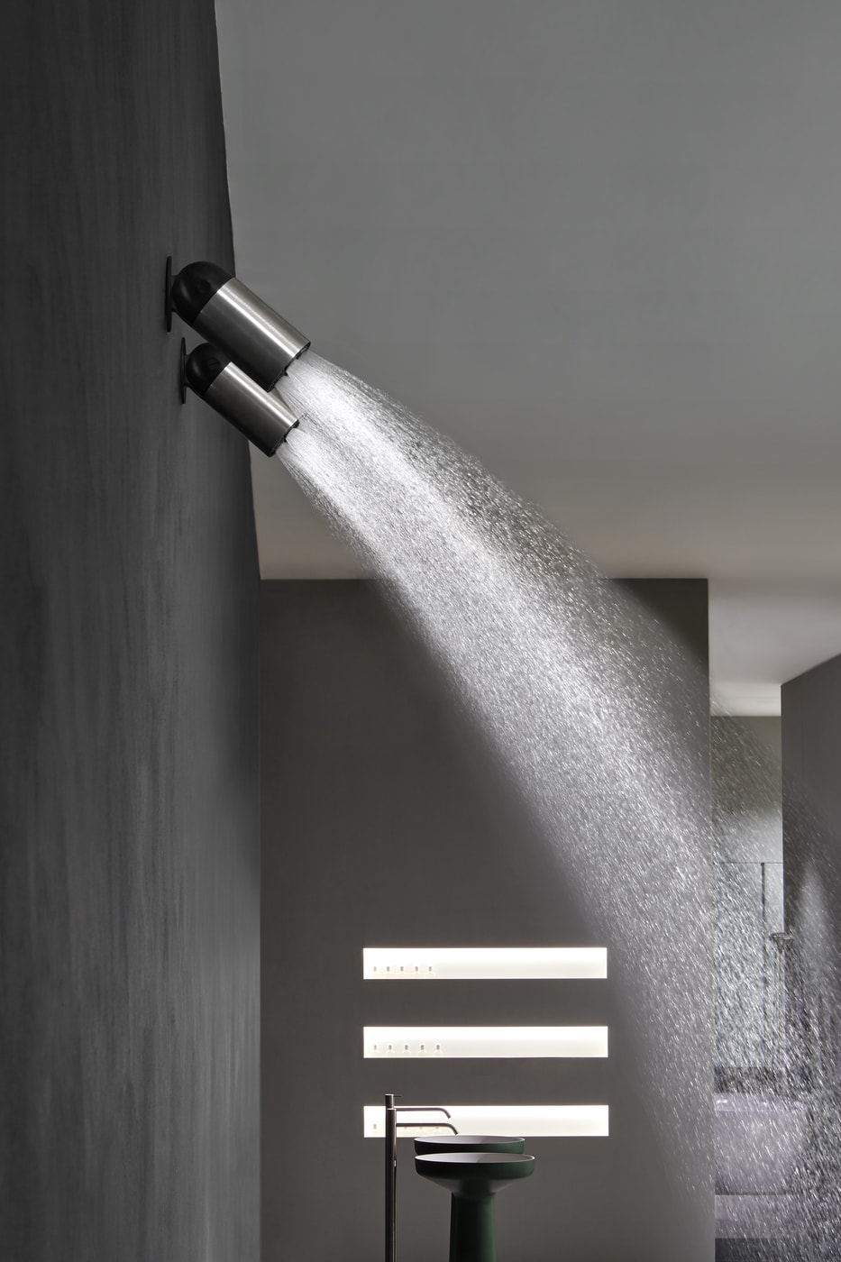 a complex device which allows the jet and its direction to be differentiated thanks to a metal ring that adjusts its position.