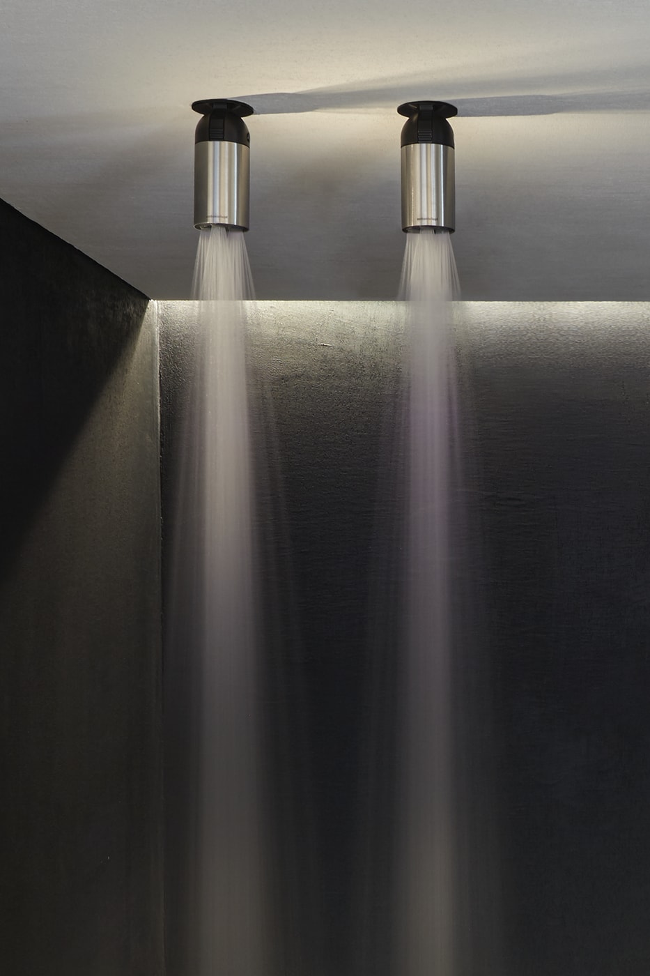 a complex device which allows the jet and its direction to be differentiated thanks to a metal ring that adjusts its position.