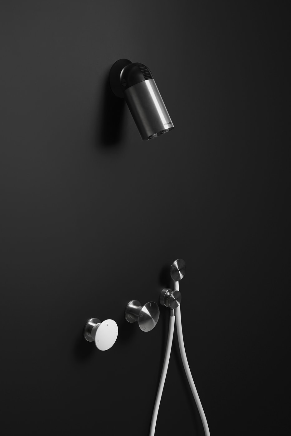 a complex device which allows the jet and its direction to be differentiated thanks to a metal ring that adjusts its position.