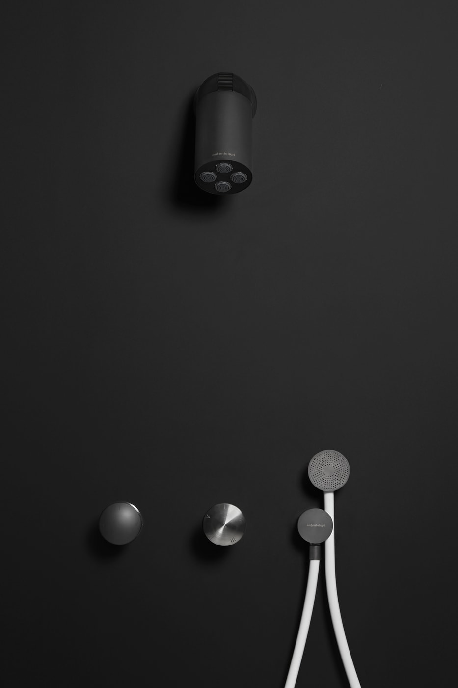 a complex device which allows the jet and its direction to be differentiated thanks to a metal ring that adjusts its position.