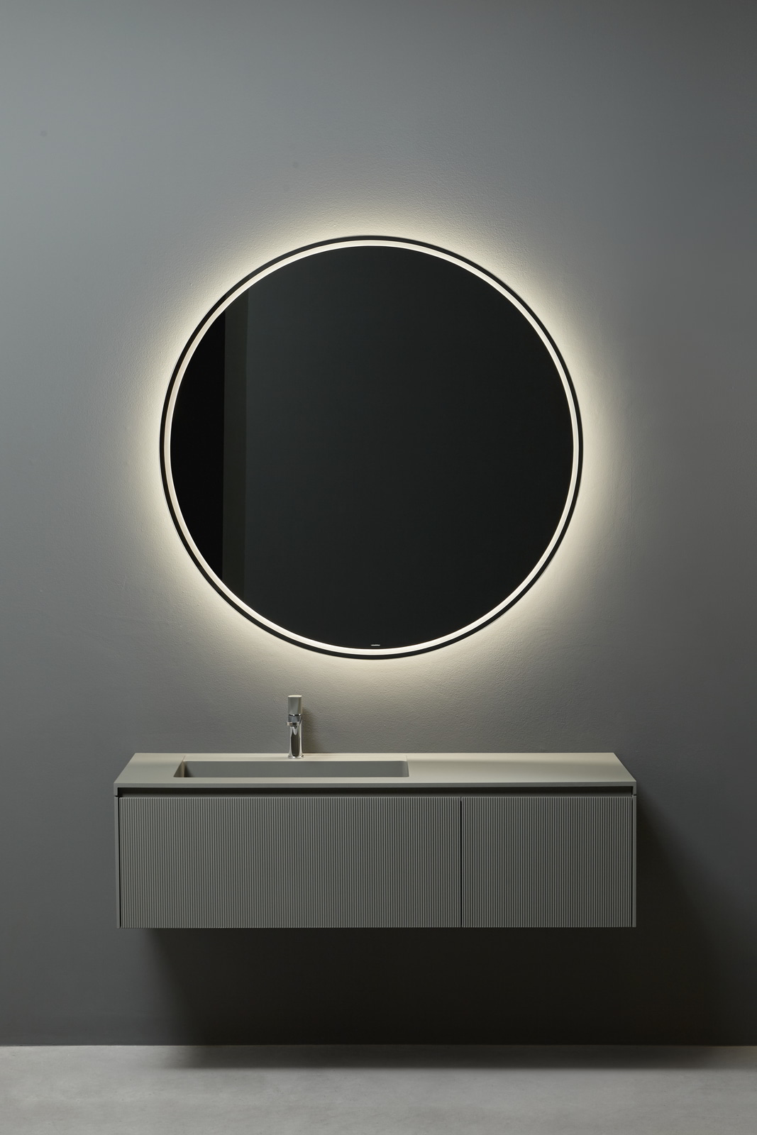 a "veil" of color that uniformly covers all the elements.