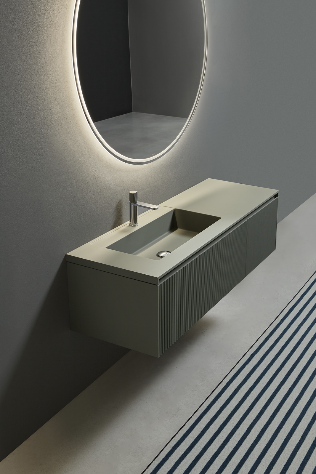 a "veil" of color that uniformly covers all the elements.