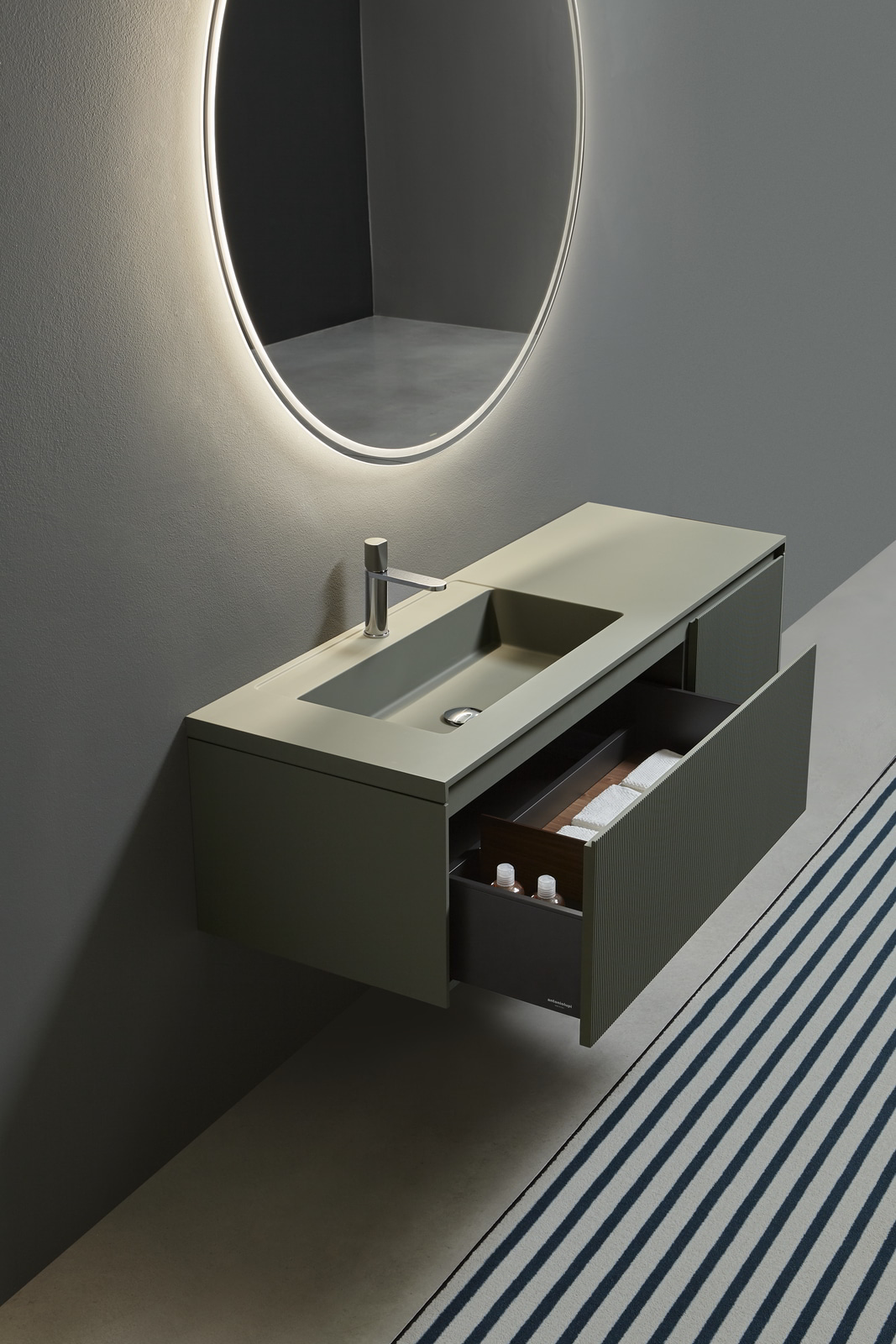 a "veil" of color that uniformly covers all the elements.