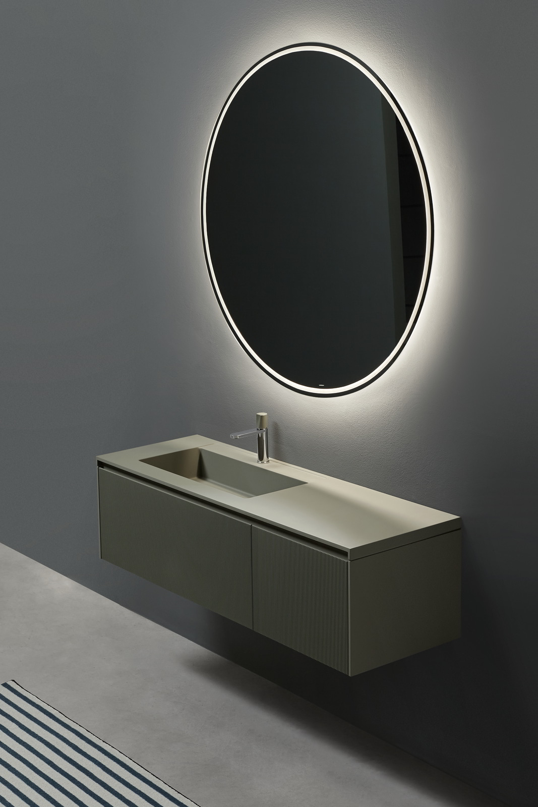 a "veil" of color that uniformly covers all the elements.