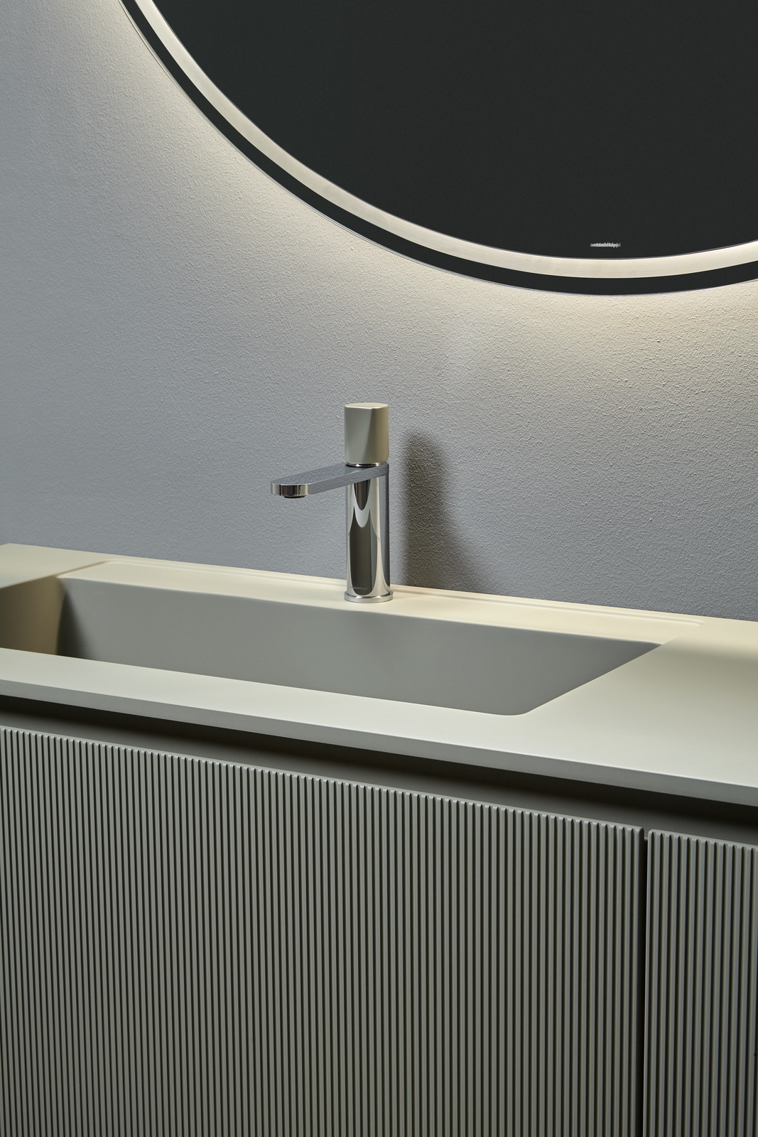 a "veil" of color that uniformly covers all the elements.