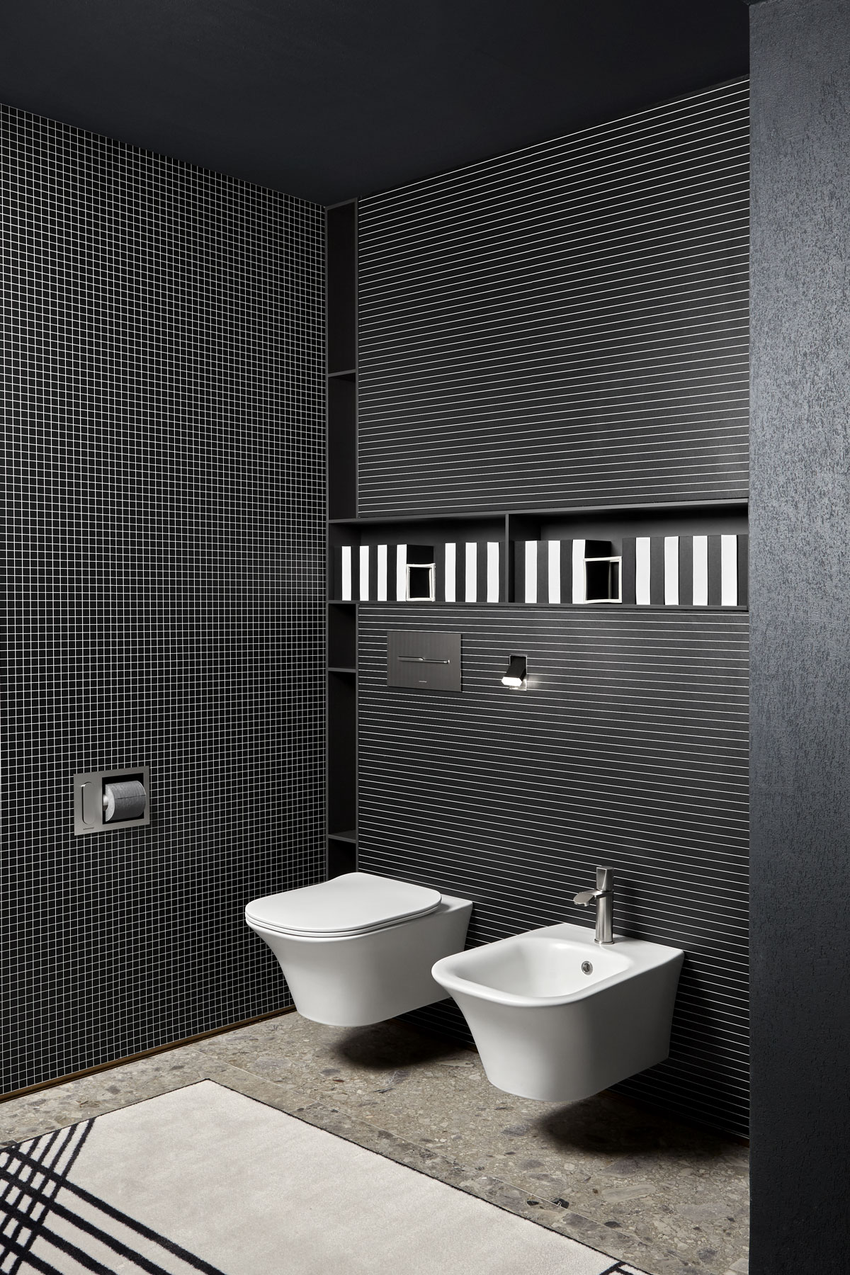 A clear cut that "measures" the surface, a breach in the wall that tells a story.