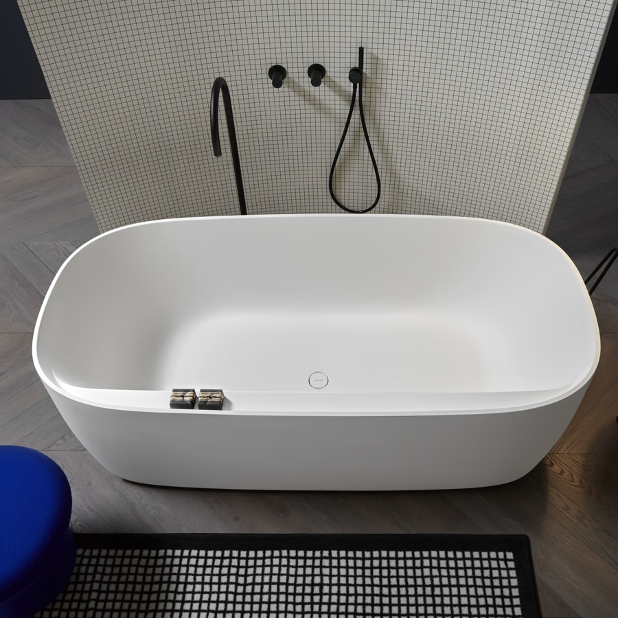 A contemporary shape, guaranteed functionality, enveloping and generous dimensions.