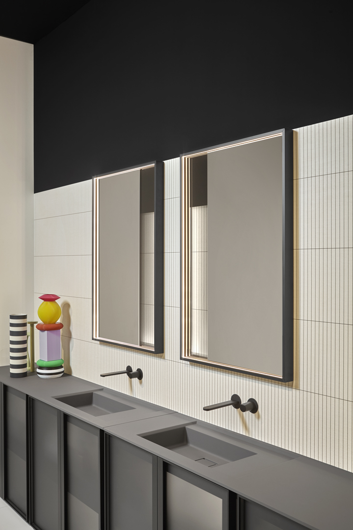 A graphic sign that becomes a distinctive feature