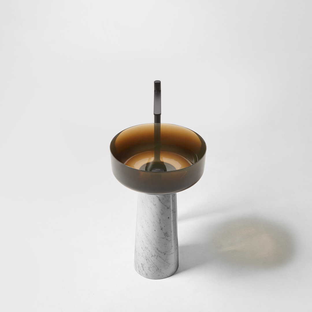 Between lightness and solidity, between rigor and expressiveness