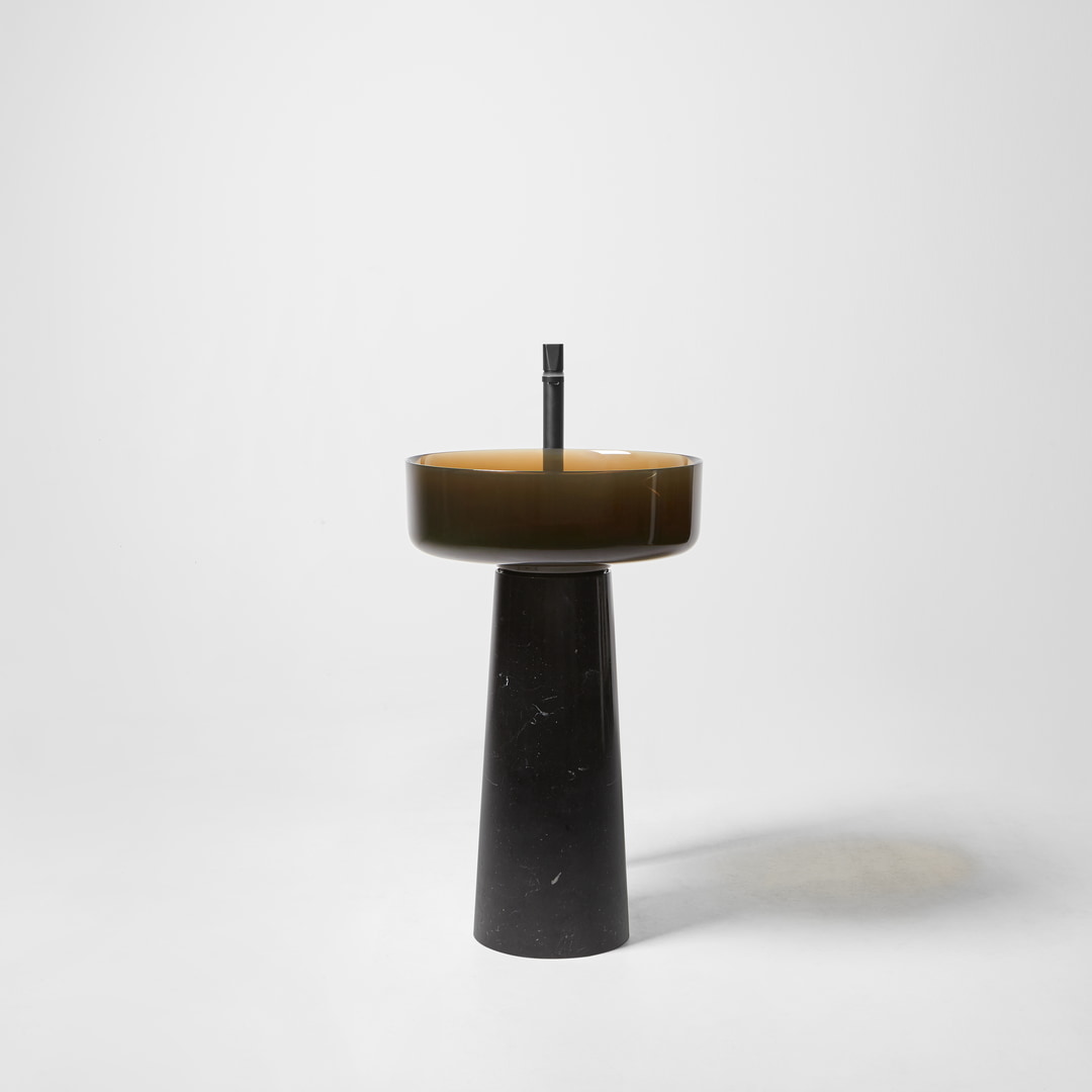 Between lightness and solidity, between rigor and expressiveness