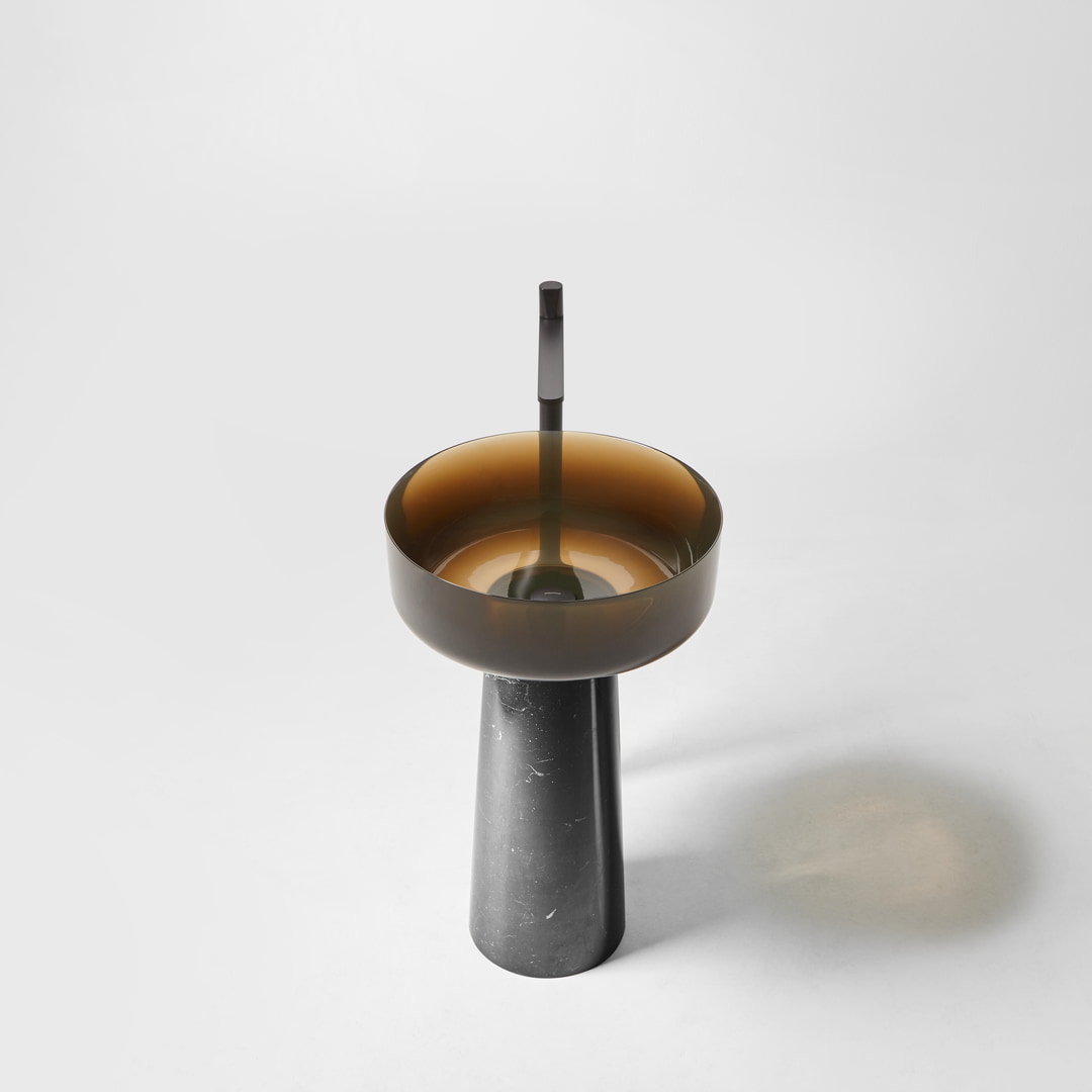 Between lightness and solidity, between rigor and expressiveness