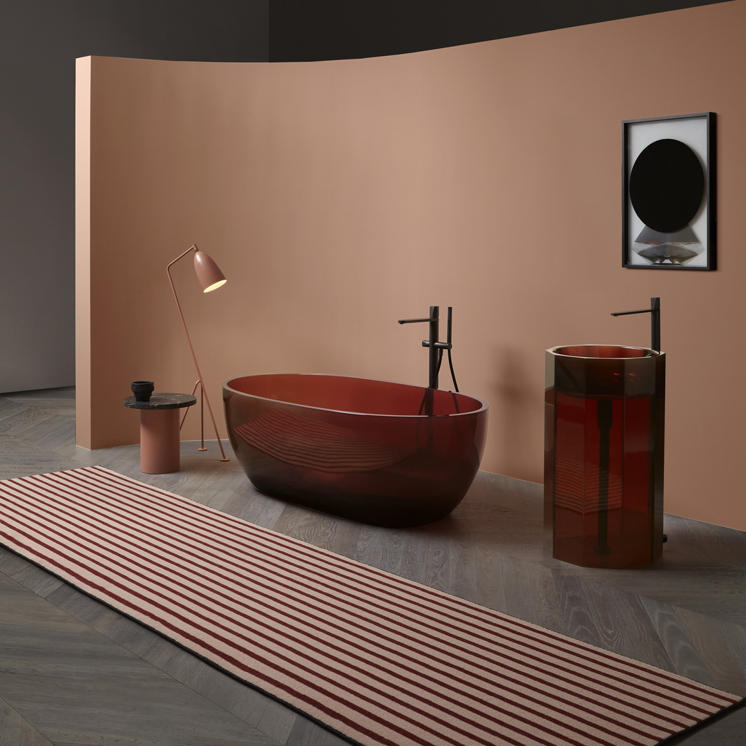 a characteristic image that does not take out the leading role of water