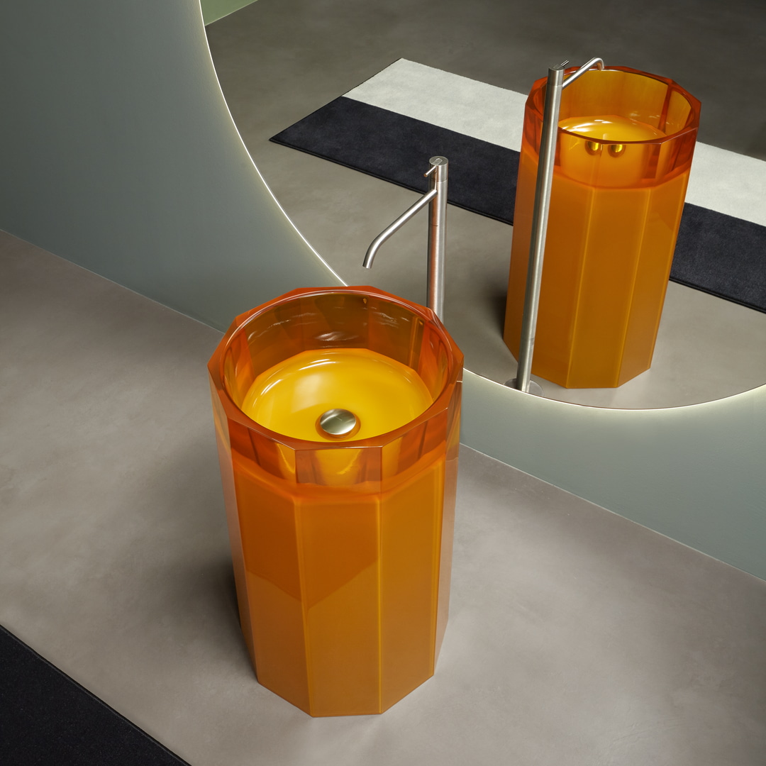 a characteristic image that does not take out the leading role of water