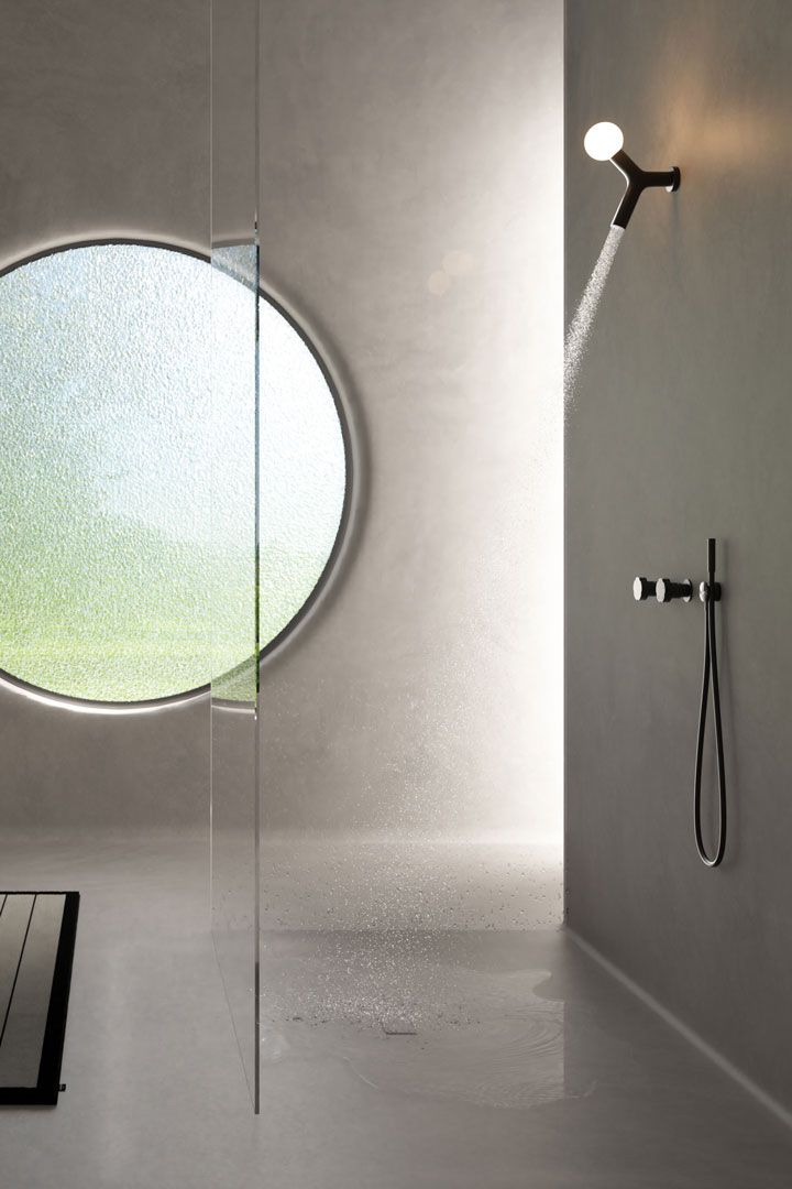 The IP67 LED lighting turns on simultaneously with the water supply.