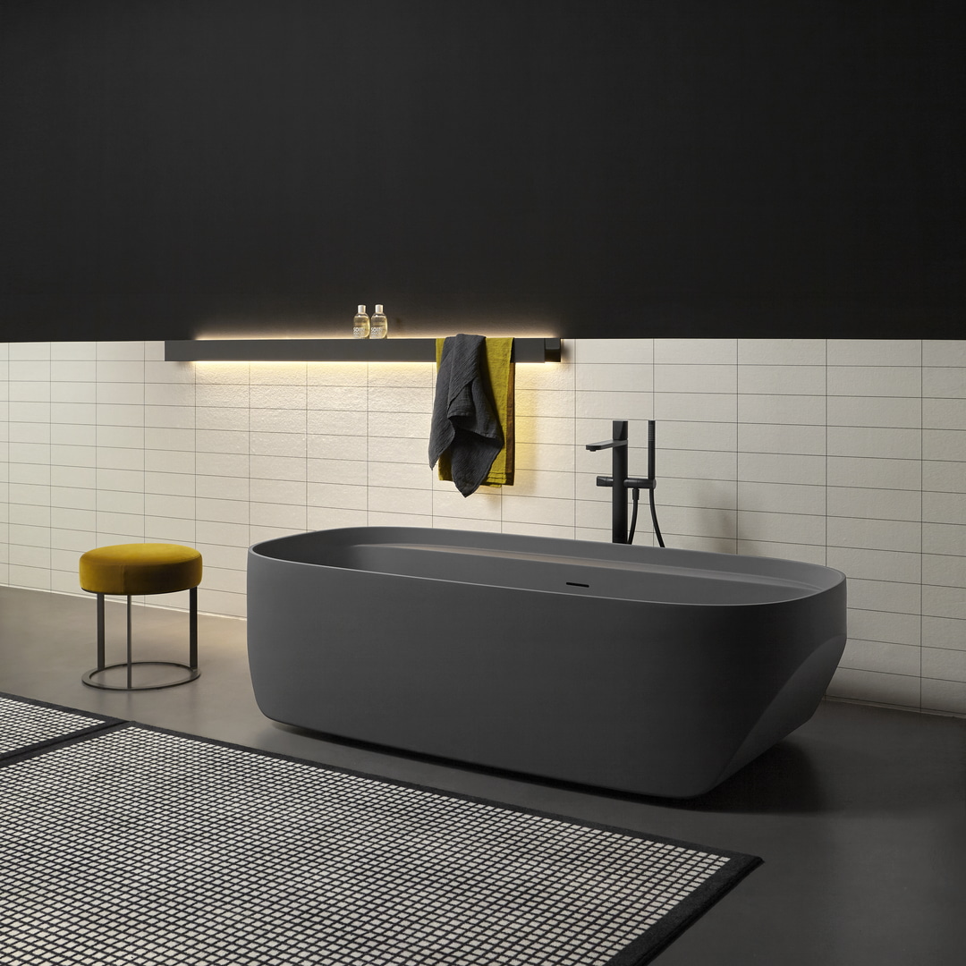 colors that allow the bathtub to fit into the mood of the bathroom