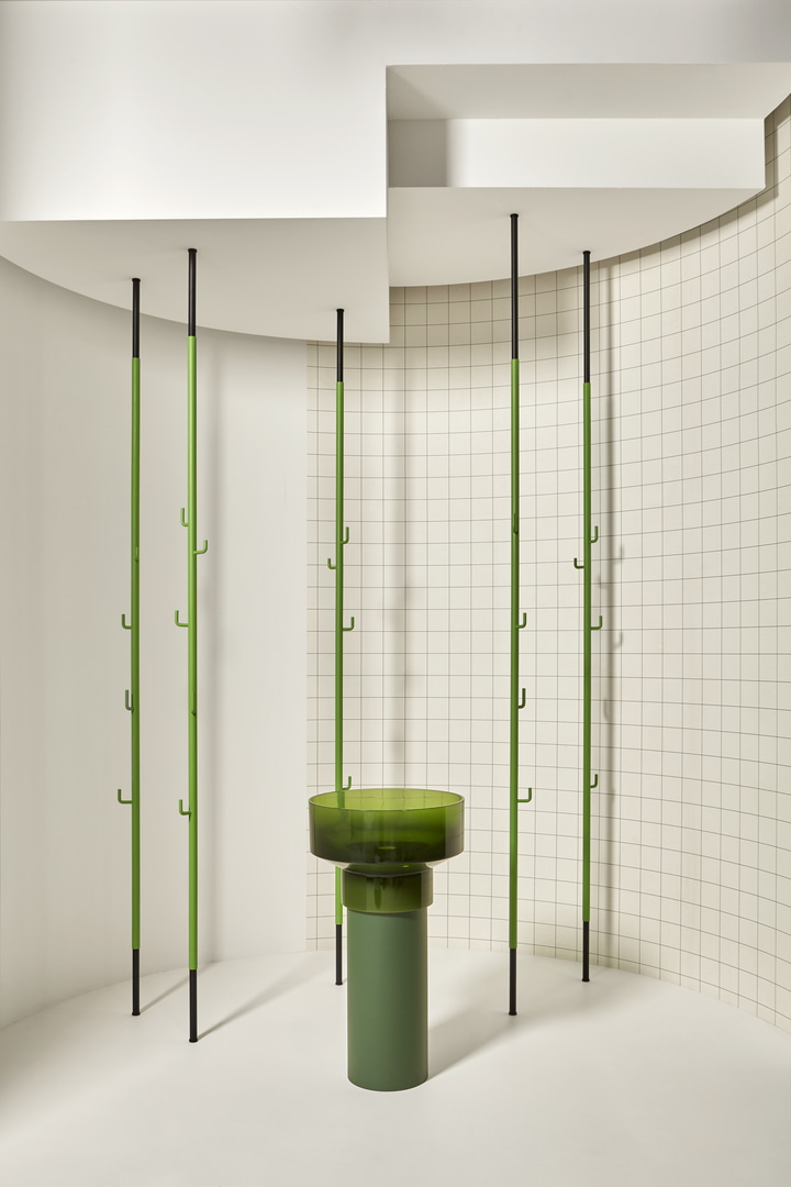 A clothes hanger with an unprecedented image, a flexible object