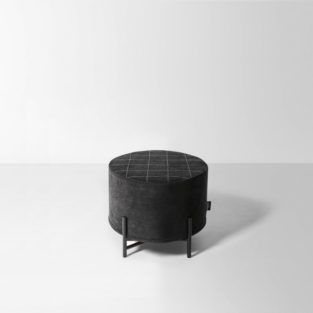 Their small and solid volume has a support of a light metal structure