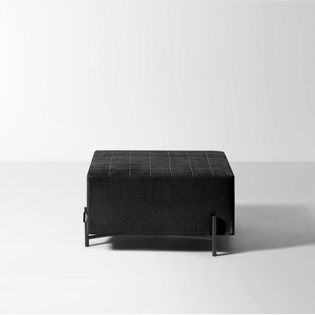 Their small and solid volume has a support of a light metal structure