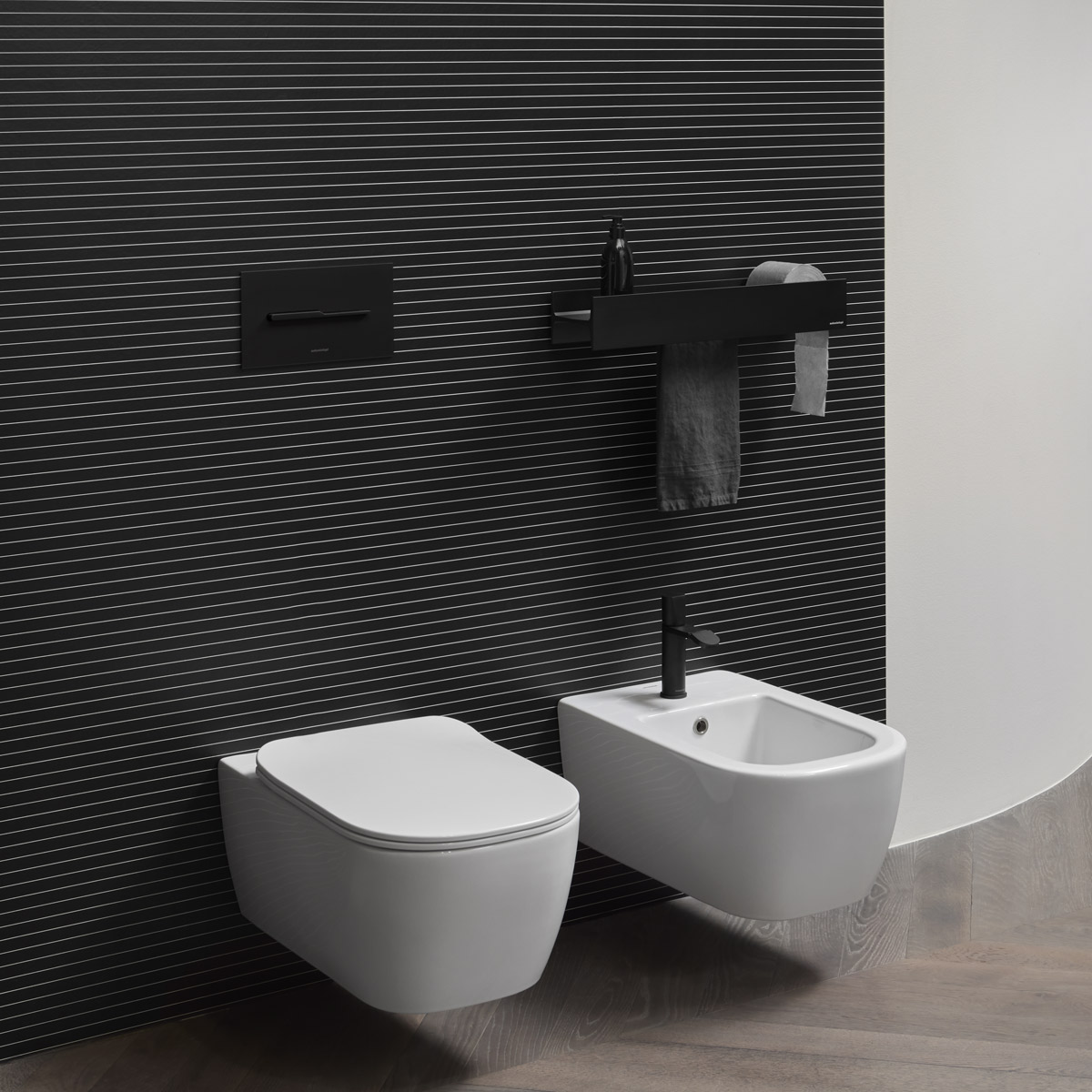 EMBOSSED LACQUERED BLACK