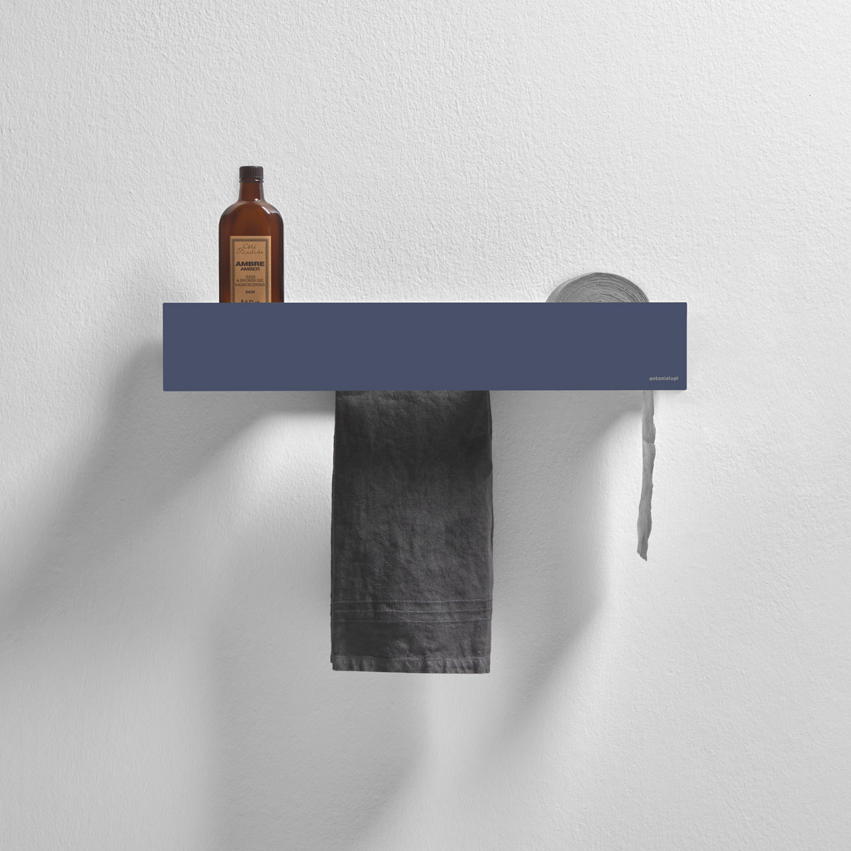 Embossed lacquered Rana Blu