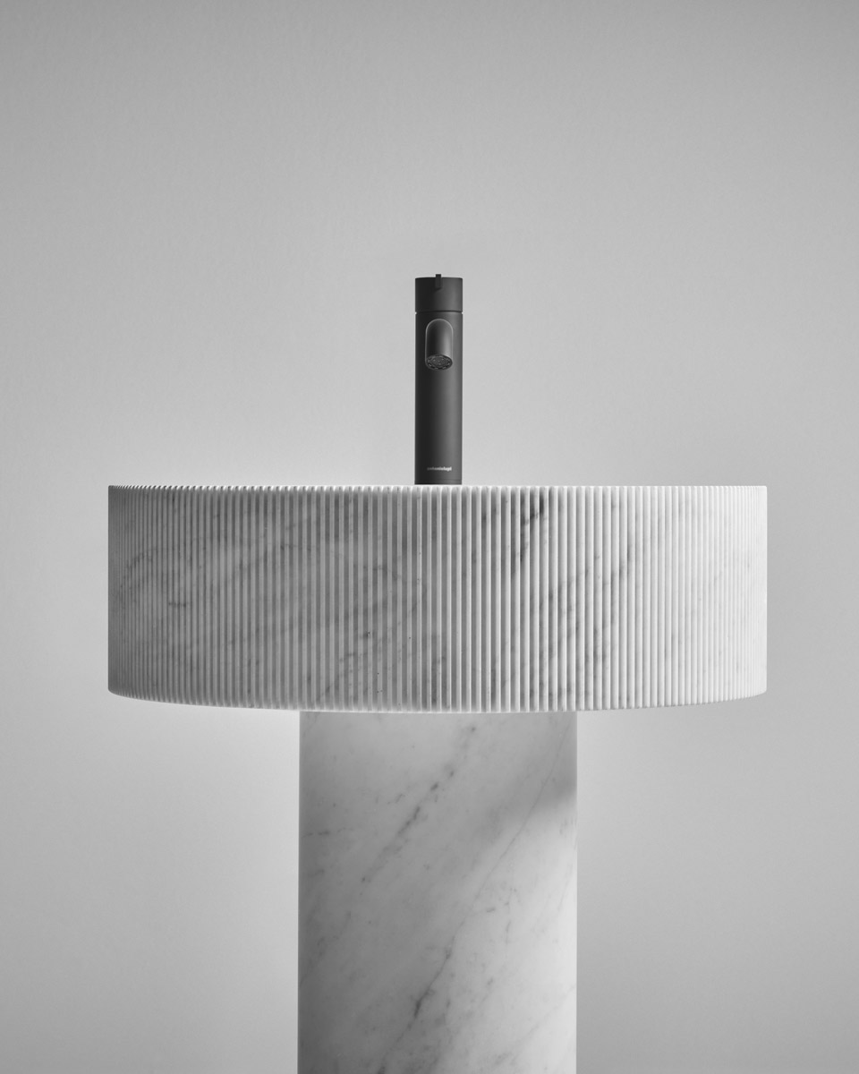 vertical grooves that make its surface vibrant