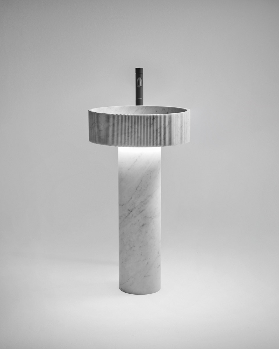 vertical grooves that make its surface vibrant