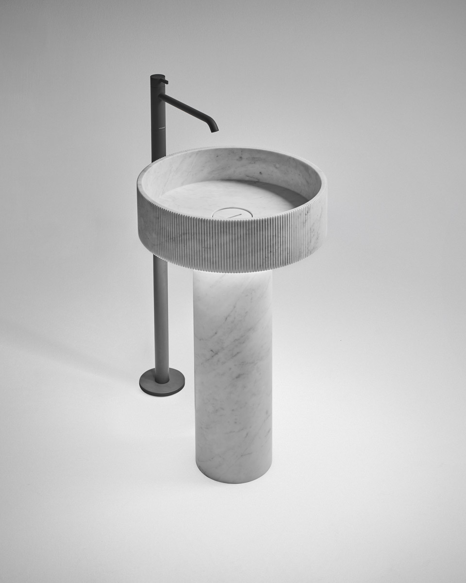 vertical grooves that make its surface vibrant