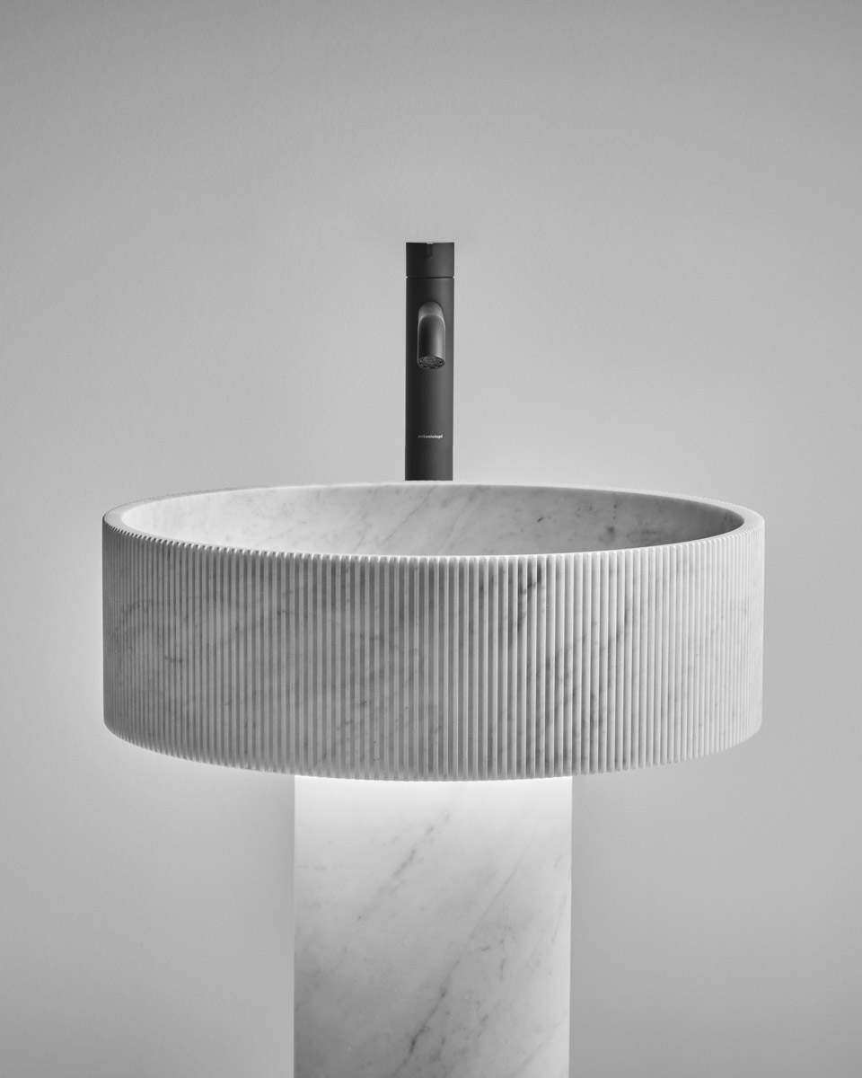 vertical grooves that make its surface vibrant