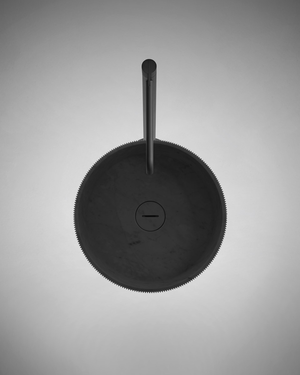 vertical grooves that make its surface vibrant