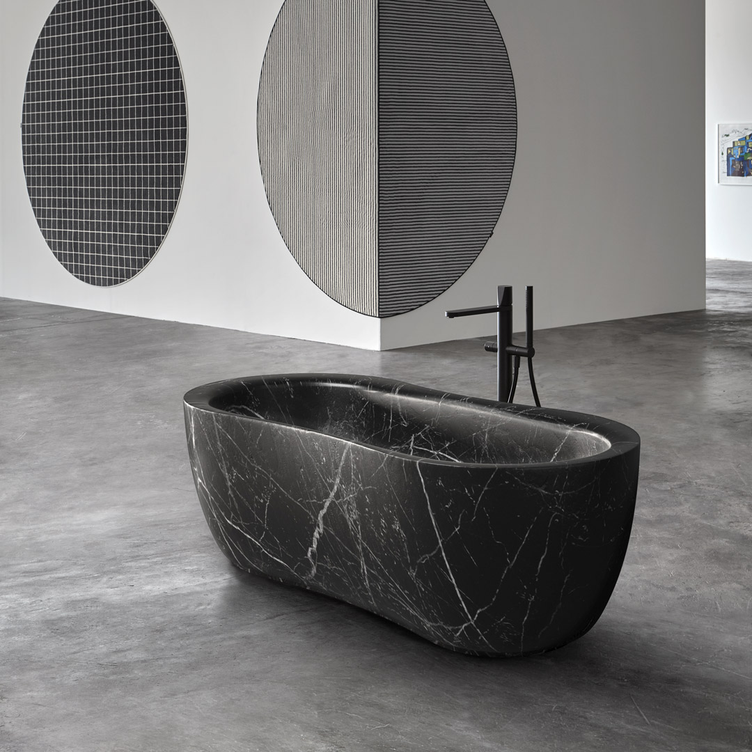 The external line takes its cue from the organic forms of the woods of the rivers