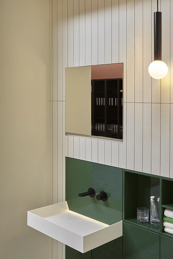 a protagonist of the bathroom environment