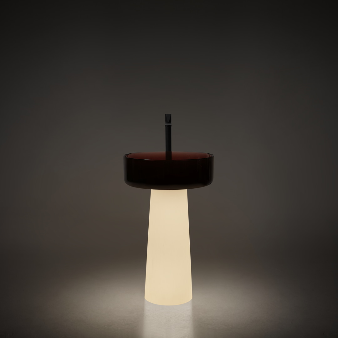 Between light and material, between solidity and lightness