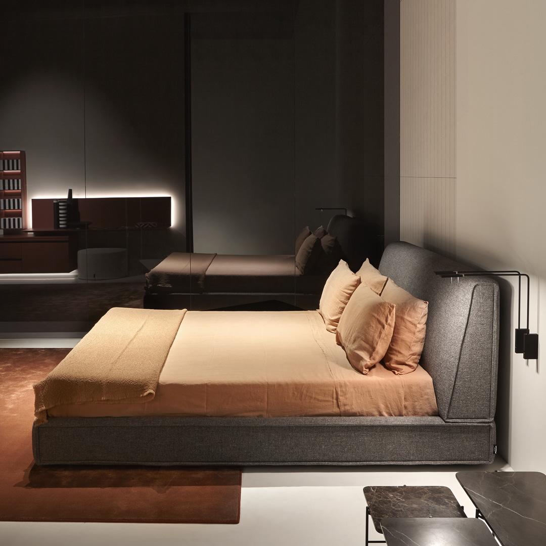 into an architectural facade that changes the hierarchies of the project