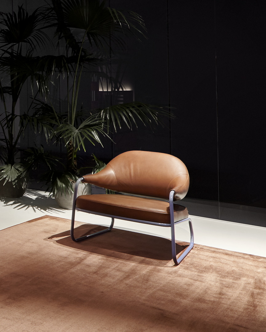 A metal tubing that designs the space of relaxation