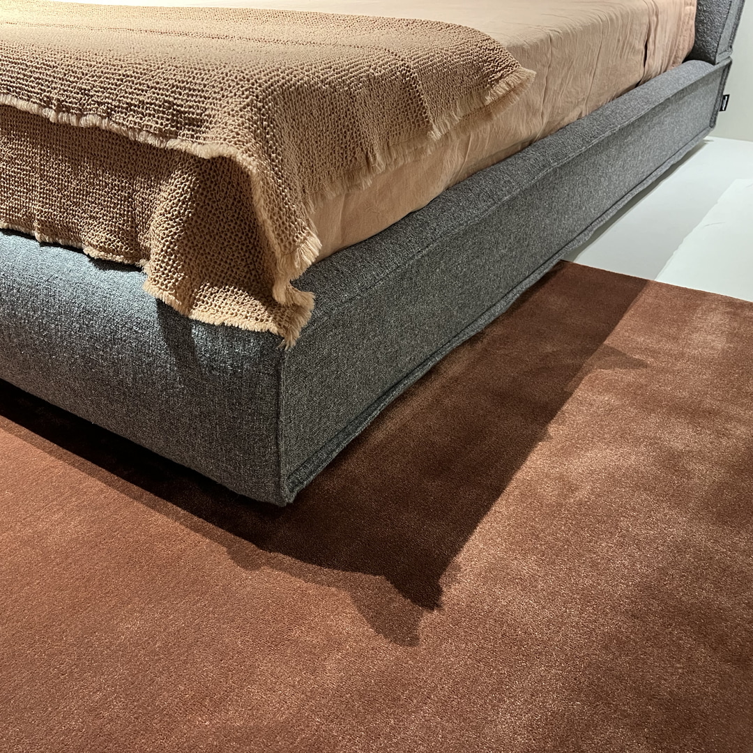 into an architectural facade that changes the hierarchies of the project