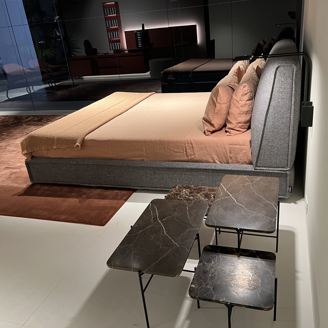 into an architectural facade that changes the hierarchies of the project