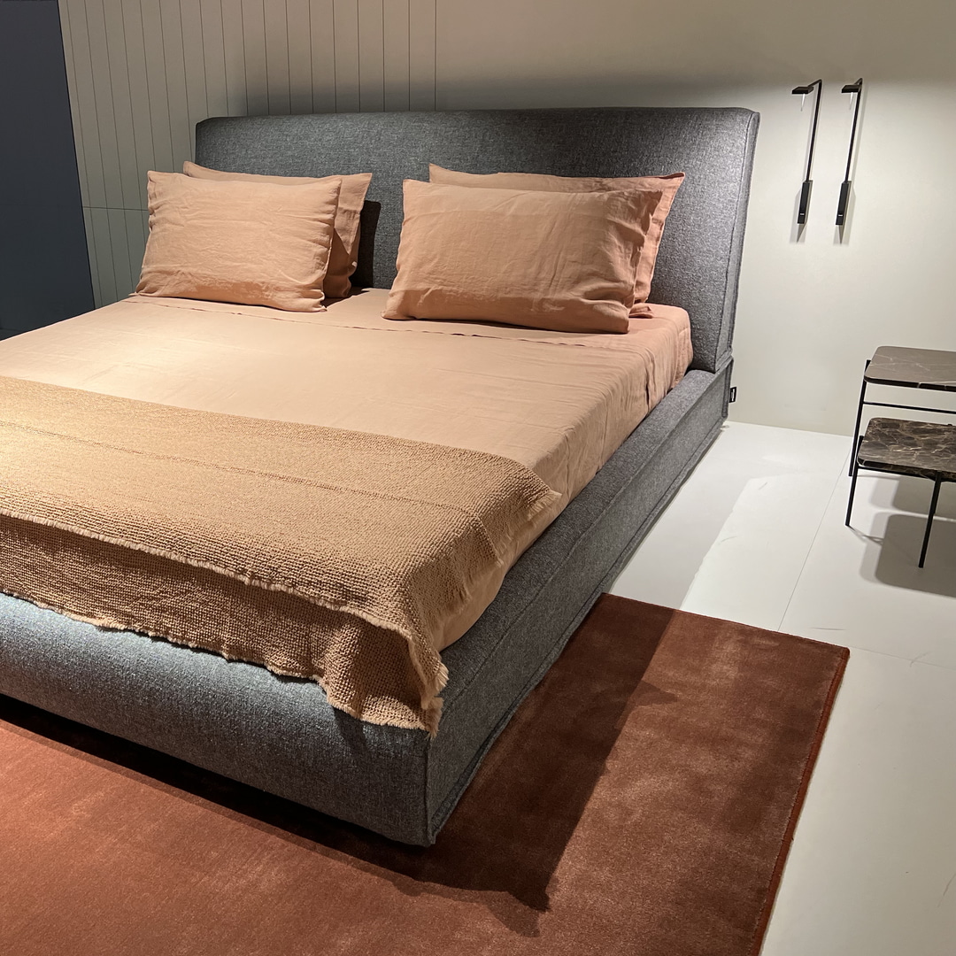 into an architectural facade that changes the hierarchies of the project