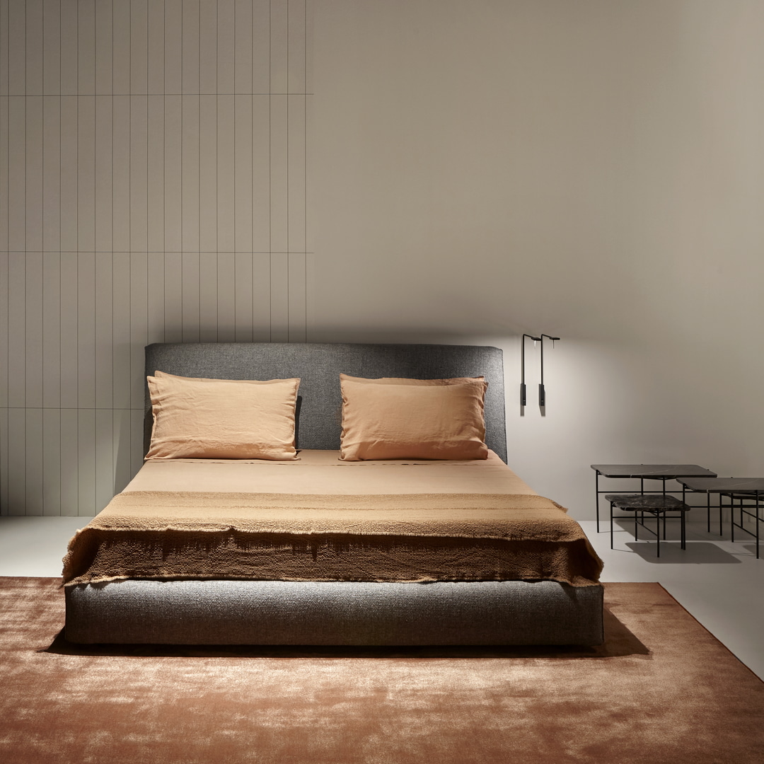 into an architectural facade that changes the hierarchies of the project