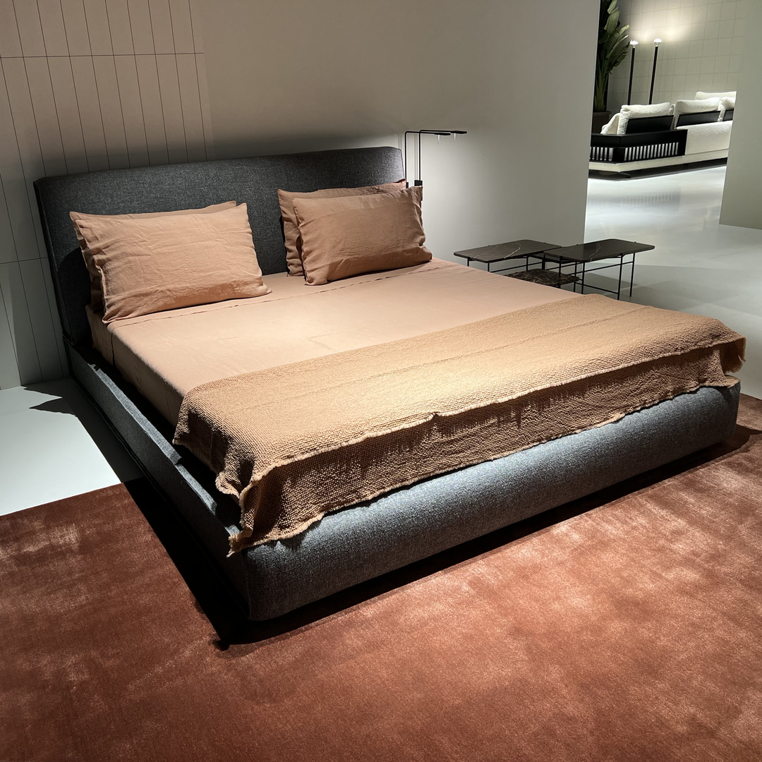 into an architectural facade that changes the hierarchies of the project