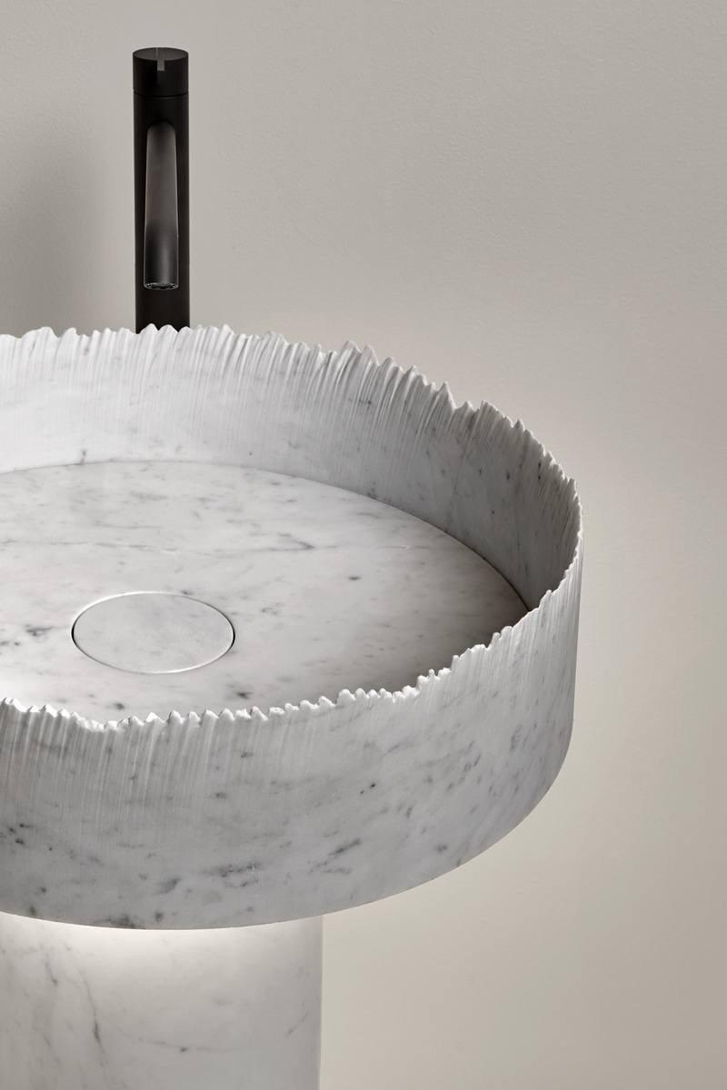 the interpreter of the intense dialogue between water and matter