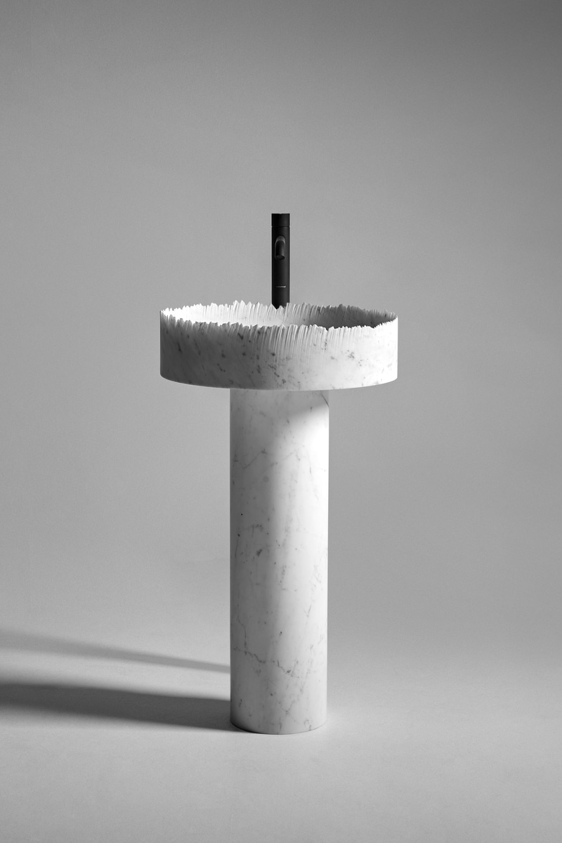 A torn piece of paper, the articulated profile of a mountain range