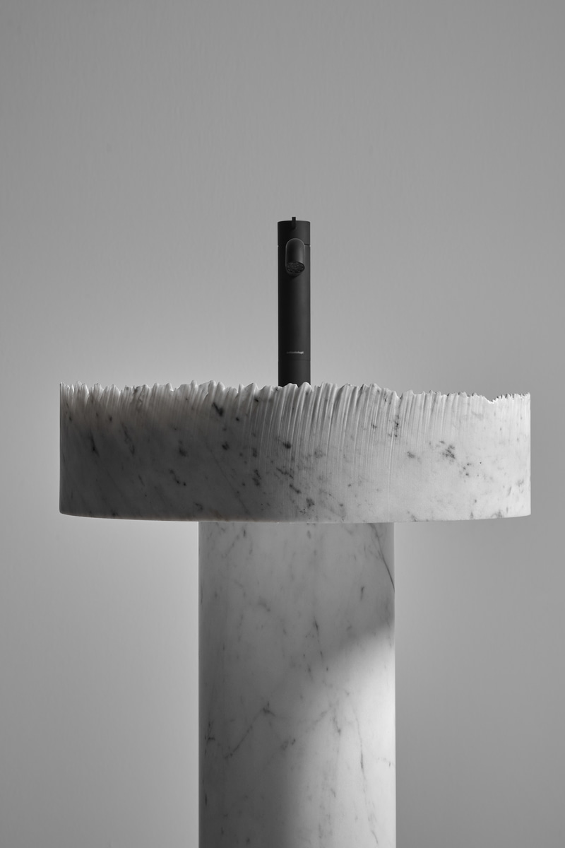 A torn piece of paper, the articulated profile of a mountain range