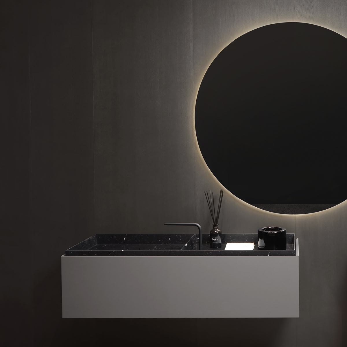 a texture that dialogues with light and gives three-dimensionality to surfaces