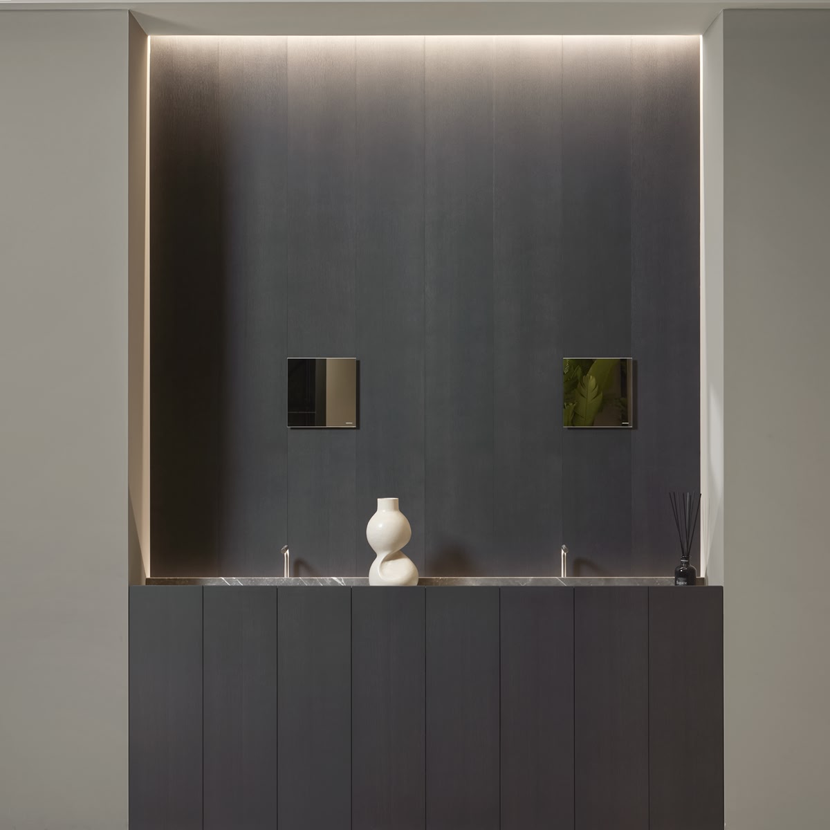 a texture that dialogues with light and gives three-dimensionality to surfaces