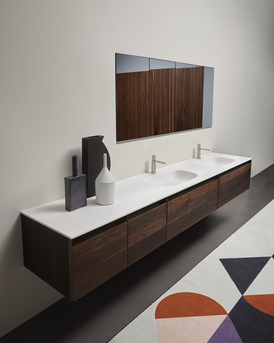 Essential, absolute, free from any ornamentation