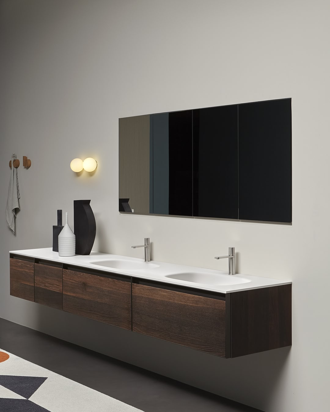 Essential, absolute, free from any ornamentation