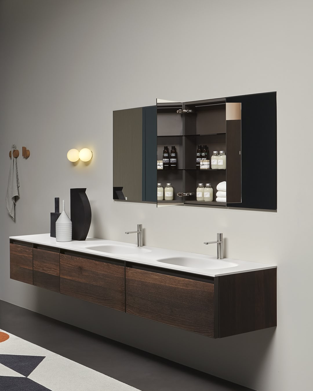 Essential, absolute, free from any ornamentation