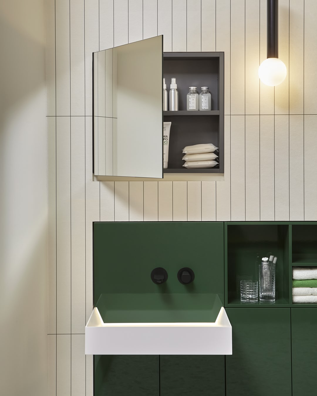 Essential, absolute, free from any ornamentation