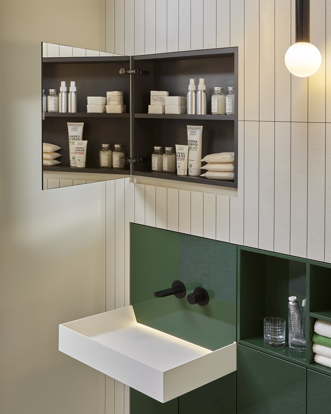 Essential, absolute, free from any ornamentation